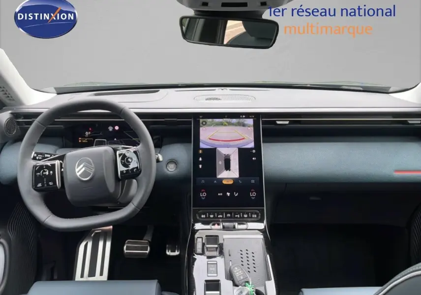 Vue intérieure avant du Citroën C5 Aircross 2026, tableau de bord moderne avec écran tactile central et volant multifonction.