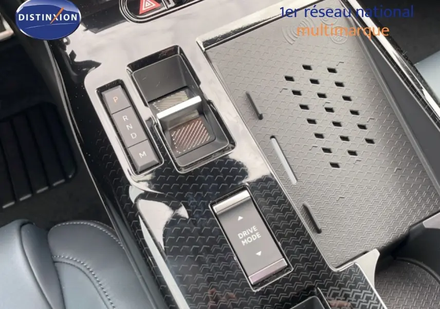 Gros plan sur la console centrale noire brillante du Citroën C5 Aircross 1.2 Hybrid avec sélecteur de boîte auto et bouton Drive Mode.