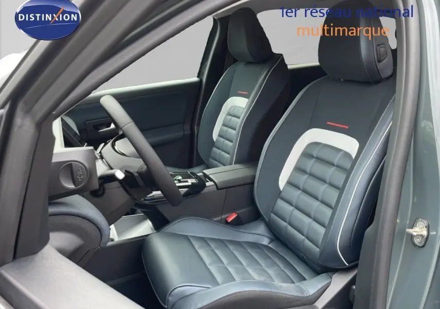 Vue intérieure côté conducteur du Citroën C5 Aircross 2026, sièges en cuir et tissu gris noir, portière verte Astoria métal ouverte.