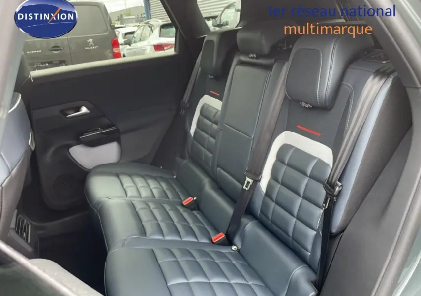 Vue intérieure montrant les sièges arrière en cuir gris noir du Citroën C5 Aircross 2026, avec ceinture de sécurité et détails blancs.