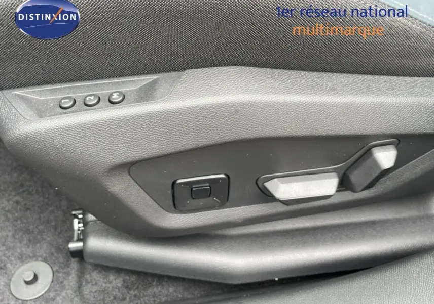 Détail des commandes électriques du siège conducteur du Citroën C5 Aircross 1.2 Hybrid 145ch, finition gris noir.