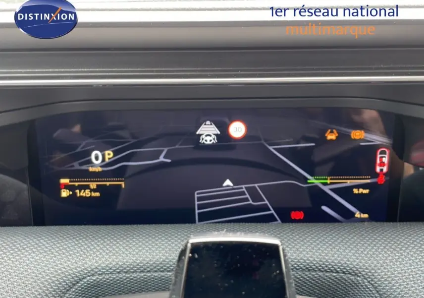 Affichage numérique du tableau de bord du Citroën C5 Aircross 1.2 Hybrid, vue frontale centrée sur l'écran de navigation.