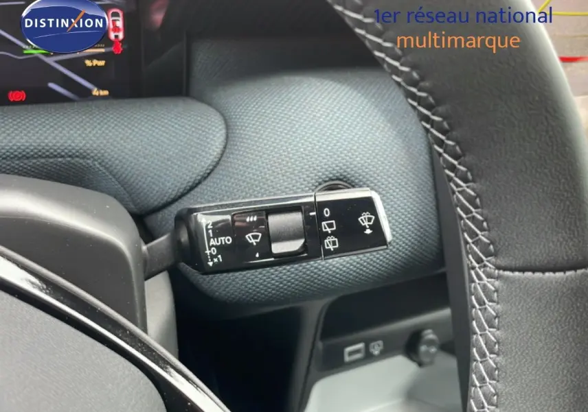 Gros plan sur la manette d’essuie-glace à gauche du volant du Citroën C5 Aircross 2026, intérieur gris noir.