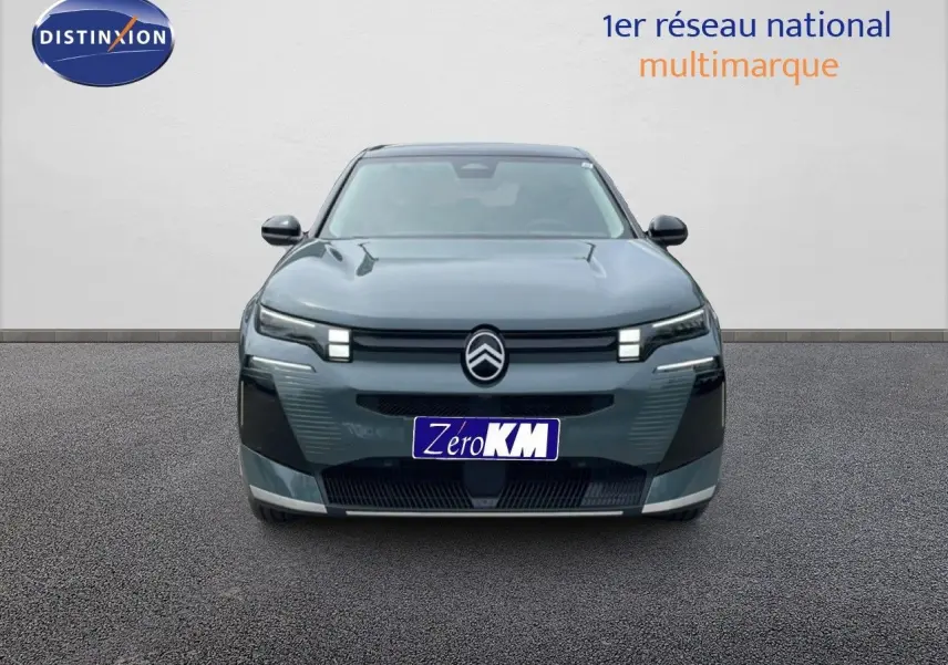 Vue frontale d'un Citroën C5 Aircross 2026 vert Astoria métallisé avec éclairage LED distinctif et calandre noire.