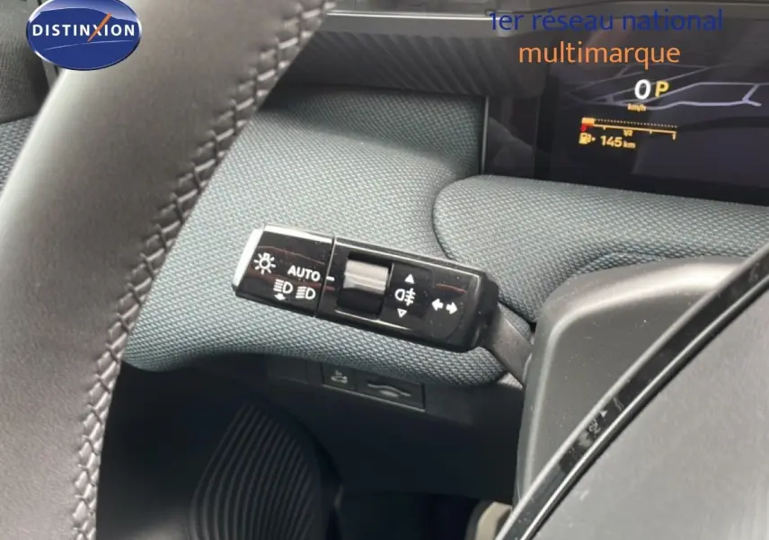 Gros plan sur la commande des feux au volant d’un Citroën C5 Aircross 2026, intérieur tissu gris-noir.
