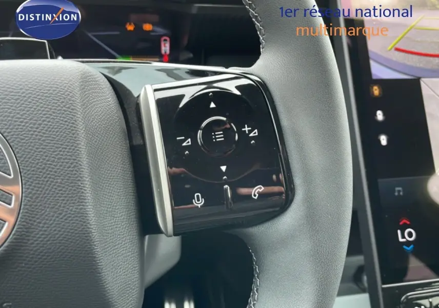 Gros plan sur les commandes au volant à droite du Citroën C5 Aircross 2026, intérieur gris noir avec écran tactile visible.