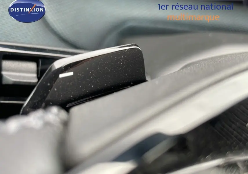 Détail du levier de vitesses automatique noir dans l'habitacle du Citroën C5 Aircross 2026, finition vert Astoria.