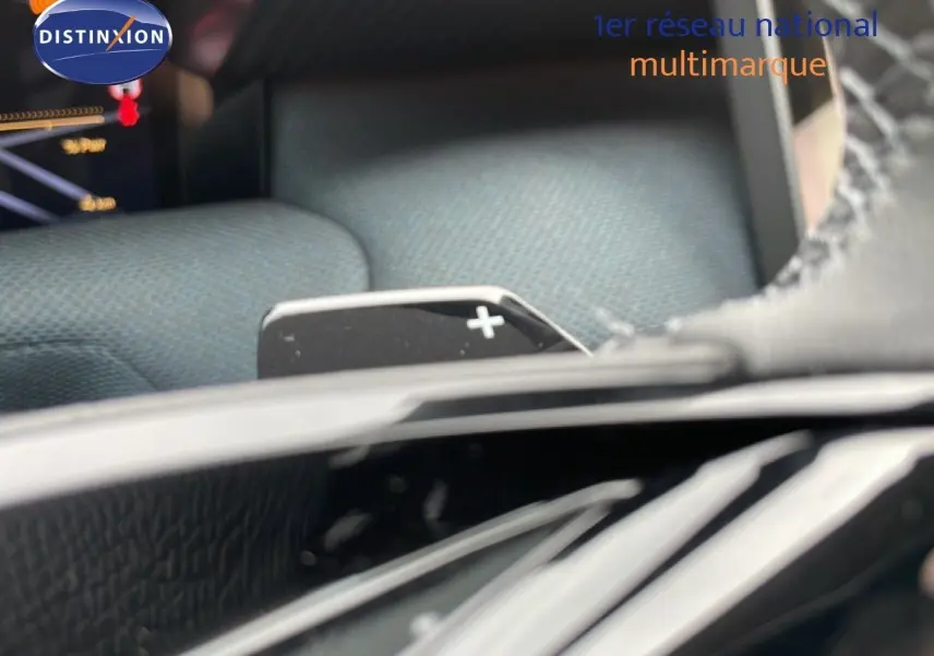 Gros plan intérieur sur la palette de changement de vitesse + du Citroën C5 Aircross 1.2 Hybrid 145ch BVA Max, tissu gris-noir visible.