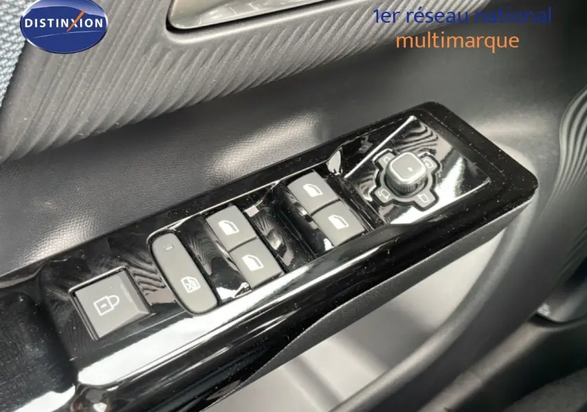 Gros plan sur les commandes de lève-vitres et rétroviseurs côté conducteur d'un Citroën C5 Aircross 2026 vert Astoria Metal.