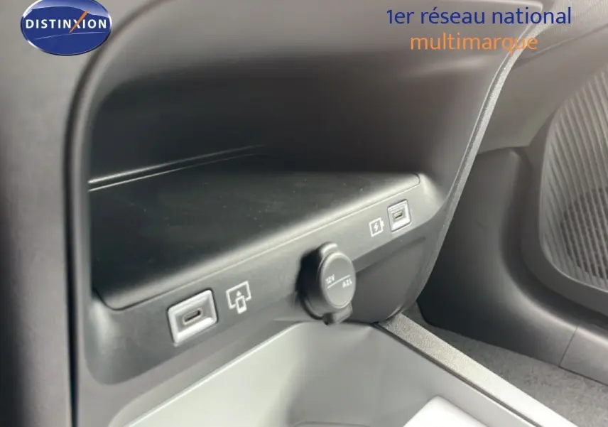 Gros plan sur la console centrale du Citroën C5 Aircross 1.2 Hybrid 145ch, montrant prises USB et allume-cigare.