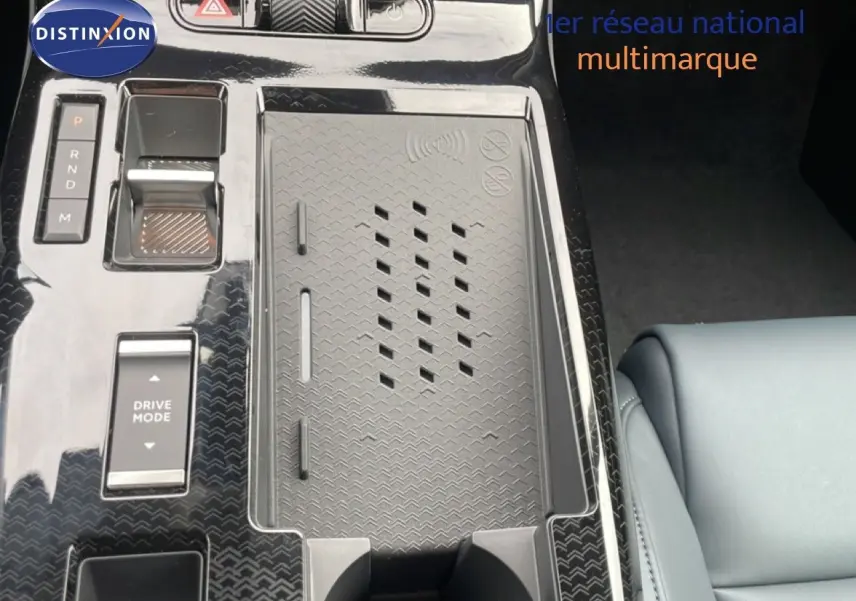 Vue rapprochée de la console centrale du Citroën C5 Aircross 1.2 Hybrid 145ch, finition noire brillante avec commandes et rangement.