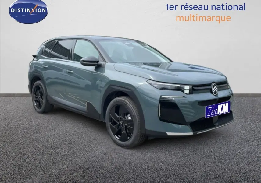 Citroën C5 Aircross 1.2 Hybrid 2026 en vert Astoria métal, vue 3/4 avant avec jantes noires et calandre distinctive.