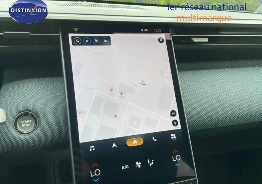 Vue rapprochée de l’écran tactile central du Citroën C5 Aircross 1.2 Hybrid 145ch, affichant la navigation, intérieur gris noir.
