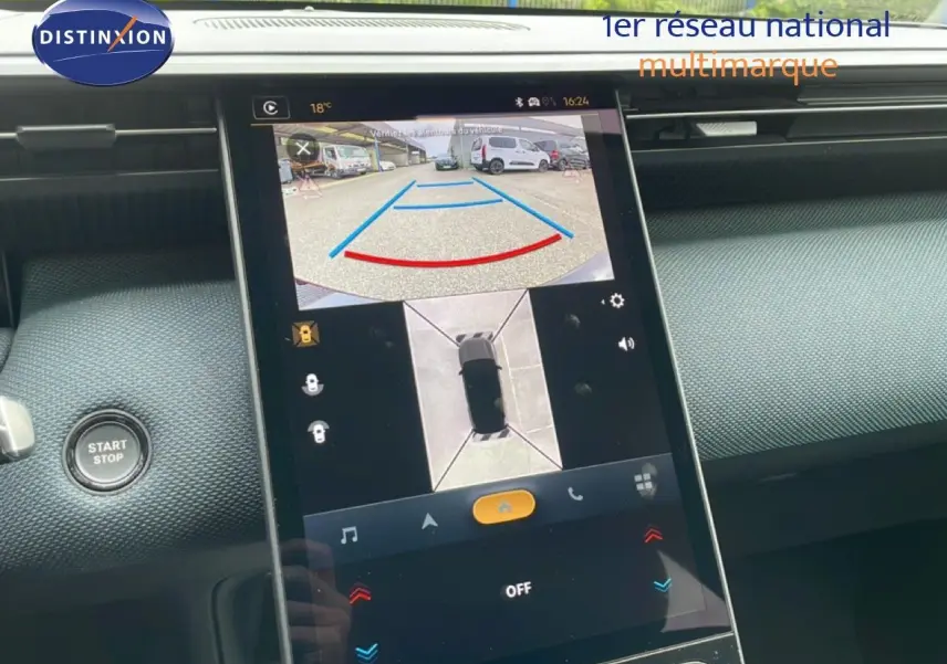 Écran central tactile montrant la caméra de recul et vue 360 du tableau de bord d’un Citroën C5 Aircross 2026 vert Astoria.