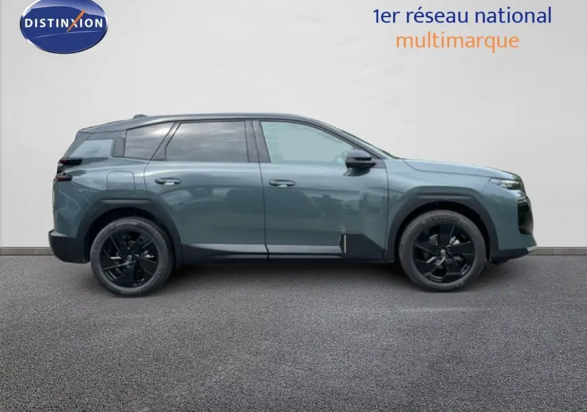 Profil latéral droit d'un Citroën C5 Aircross 2026 vert Astoria métallisé avec jantes noires et lignes modernes.