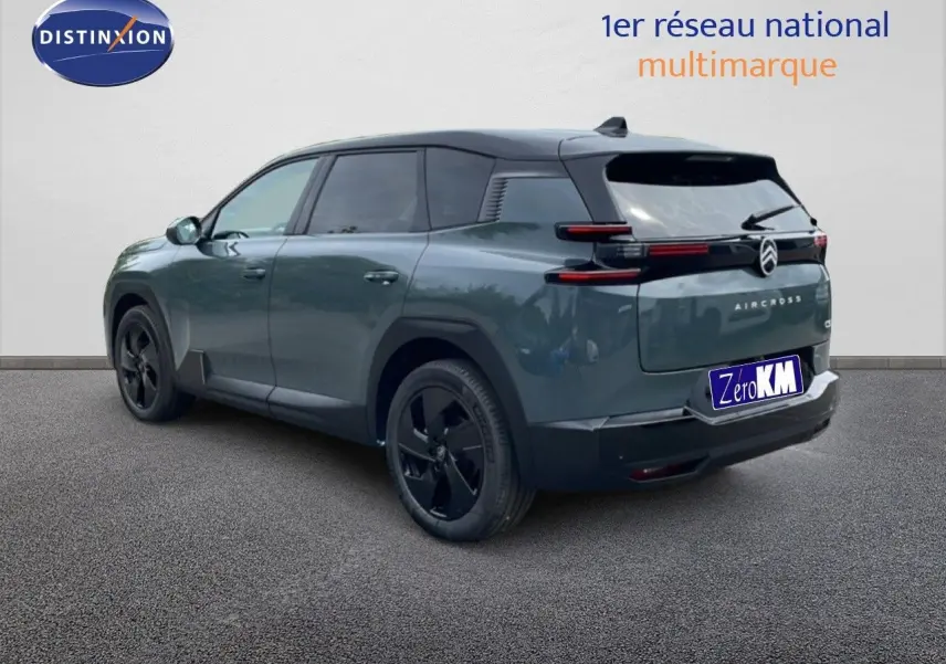 Vue 3/4 arrière droite du Citroën C5 Aircross vert Astoria métallisé avec jantes noires et feux arrière LED distinctifs.