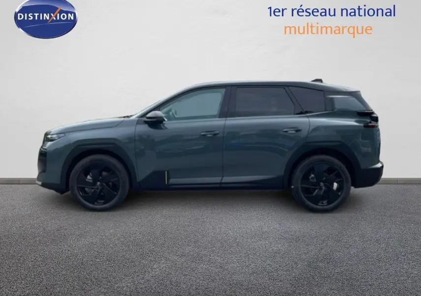 Vue latérale droite du Citroën C5 Aircross 2026 vert Astoria métallisé avec jantes noires et toit noir contrasté.