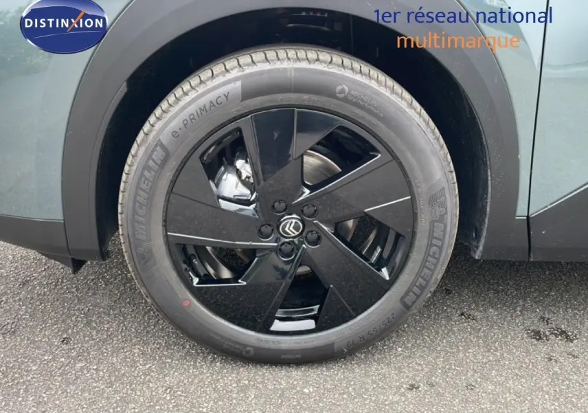 Gros plan sur la roue avant gauche noire brillante d’un Citroën C5 Aircross vert Astoria Metal.