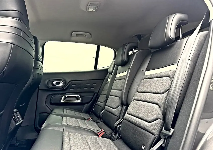 Vue intérieure côté droit sur la deuxième rangée de sièges individuels gris du Citroën C5 Aircross 2025.