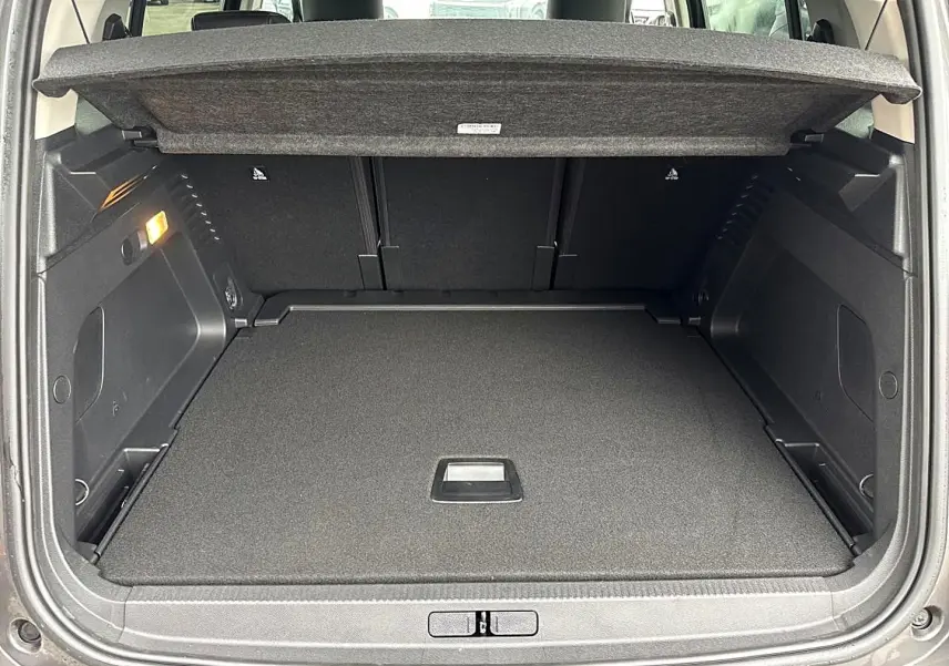 Coffre ouvert vu de l'arrière d'un Citroën C5 Aircross gris platinium, montrant l'espace de chargement et la tablette cache-bagages.