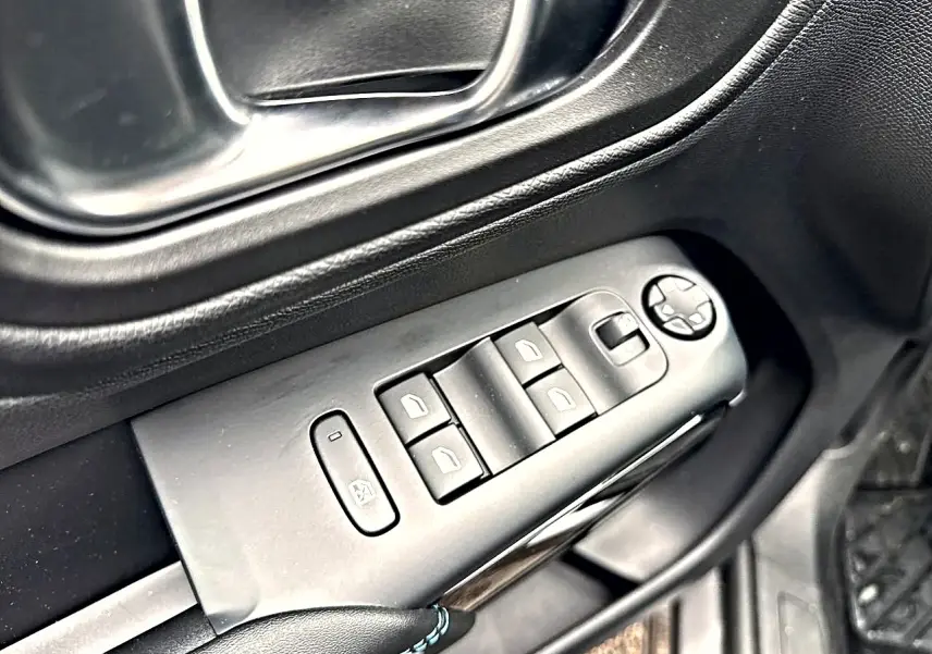 Gros plan sur les commandes de lève-vitres et rétroviseurs côté conducteur du Citroën C5 Aircross gris platinium.