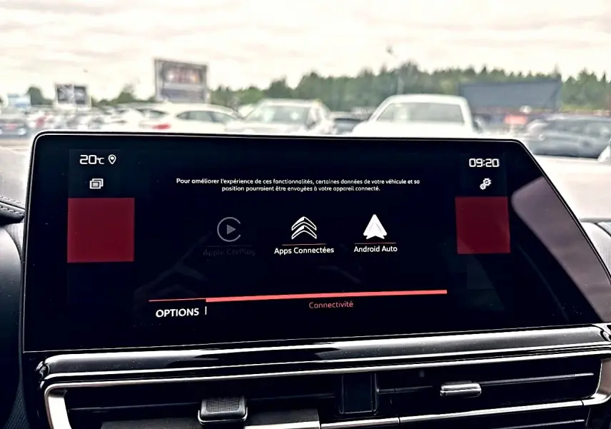 Écran tactile central du Citroën C5 Aircross 2025 affichant les options de connectivité Android Auto et Apps Connectées.