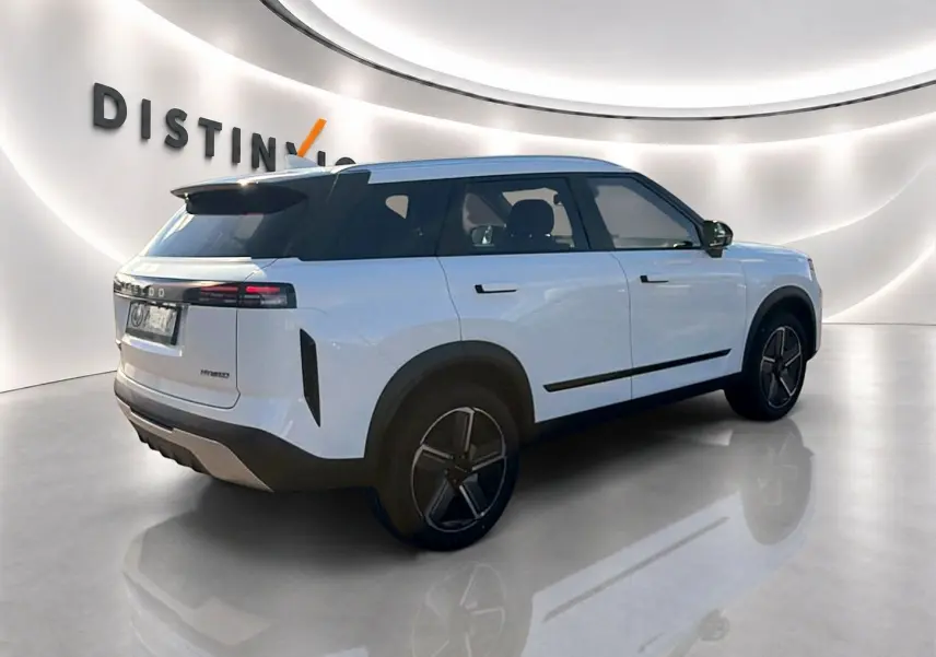 Vue 3/4 arrière droite du SUV JAECOO J7 blanc kaki avec toit noir et jantes alu au design moderne.
