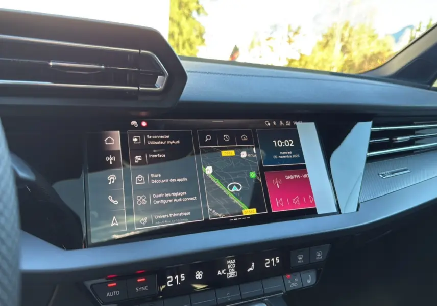 Tableau de bord de l'Audi A3 TFSI 150 Hybrid S-Line 2025, écran tactile avec navigation et climatisation digitale.