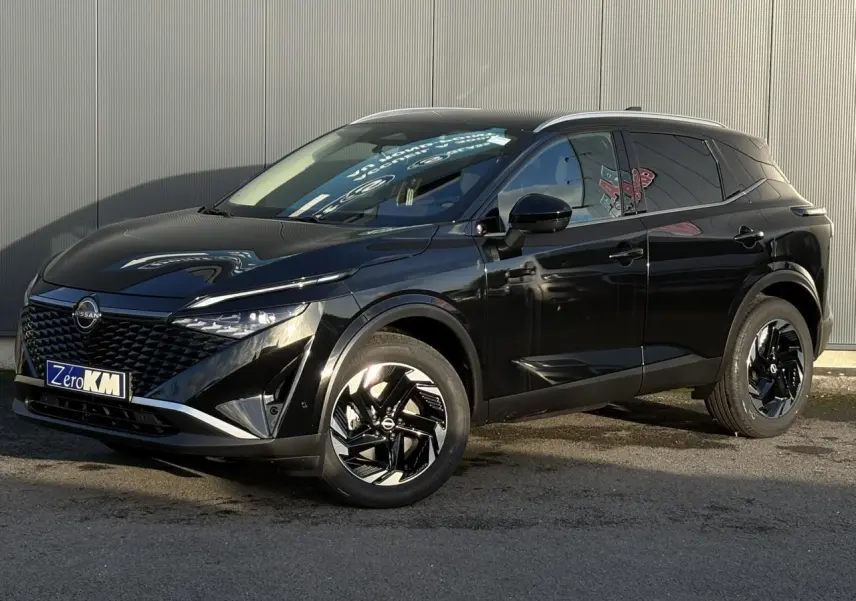 Nissan Qashqai III e-Power noir en 3/4 avant droit, avec calandre noire et jantes alliage noires brillantes.