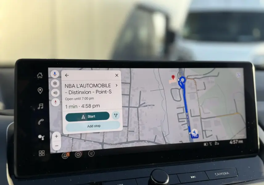 Écran tactile du système de navigation NissanConnect affichant un itinéraire, intérieur du Nissan Qashqai noir 2025.