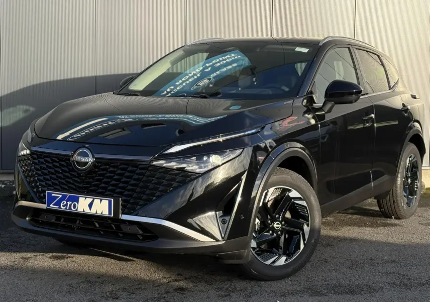 Nissan Qashqai III e-Power noir en 3/4 avant droit, avec calandre noire et jantes alliage noires brillantes.