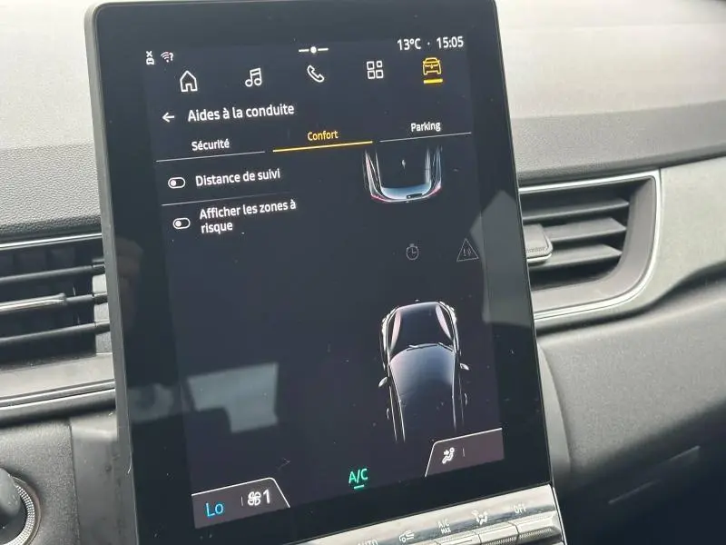 Écran tactile central du Renault Captur 1.6 E-Tech 2025 affichant les aides à la conduite en mode confort.