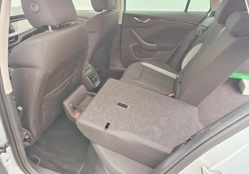 Vue intérieure côté gauche de la banquette arrière rabattue du Skoda Kamiq 2025, sièges noirs avec inserts gris.