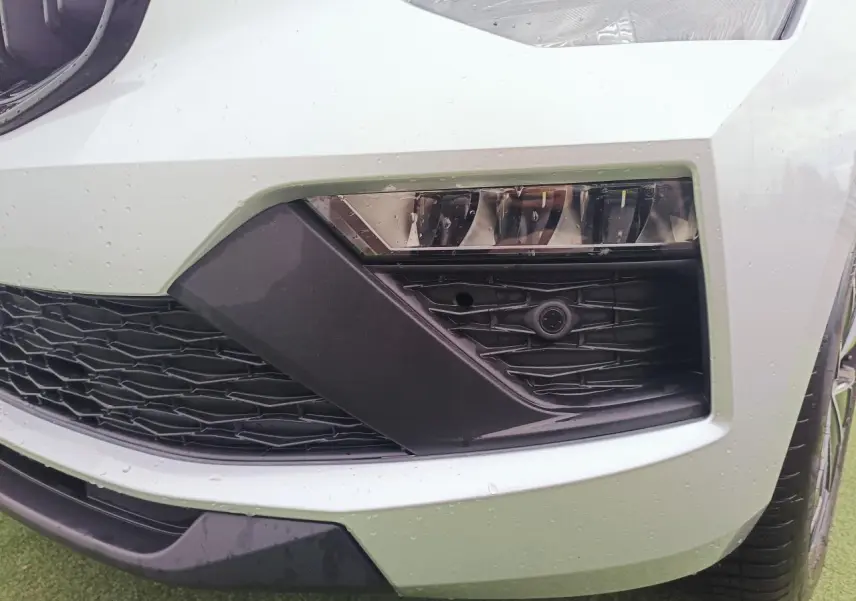 Gros plan sur le pare-chocs avant droit argenté du Skoda Kamiq 2025 avec projecteur antibrouillard LED et calandre noire.