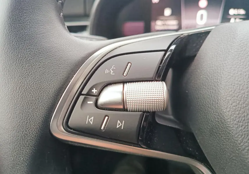 Gros plan sur les commandes gauche du volant multifonctions du Skoda Kamiq 2025, finition noire et argentée.