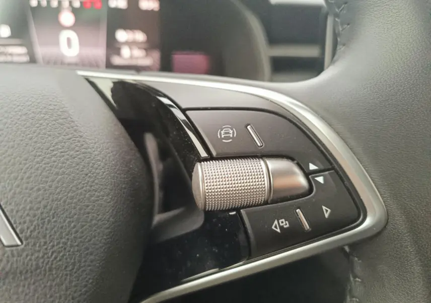 Gros plan sur les commandes à droite du volant noir du Skoda Kamiq 2025, avec molette métallique texturée.