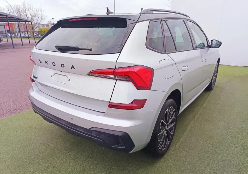 Vue 3/4 arrière droite du Skoda Kamiq 2025 argent avec toit noir et feux arrière LED distinctifs.