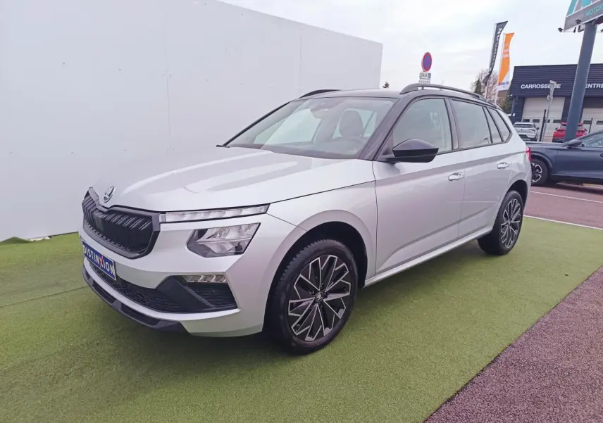 Vue 3/4 avant droite du Skoda Kamiq 2025 argent brillant avec toit noir et jantes alliage 17 pouces.