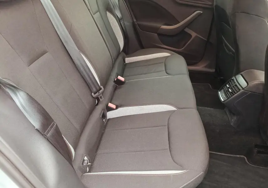 Vue intérieure de la banquette arrière en tissu noir avec inserts gris du Skoda Kamiq 2025, côté droit visible.