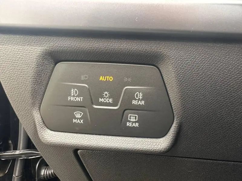 Panneau de commandes d’éclairage intérieur noir avec options AUTO, feux avant et arrière, sur CUPRA Formentor 2026.