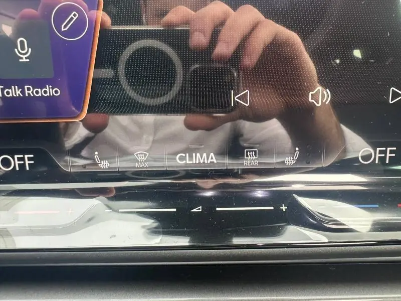 Détail de la console centrale tactile du CUPRA Formentor 2.0 TDI 150ch, affichant les commandes de climatisation et sièges chauffants.