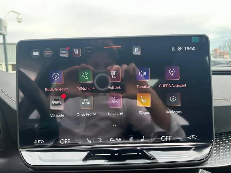 Écran tactile central du tableau de bord du CUPRA Formentor 2026, affichant les menus de contrôle du véhicule.