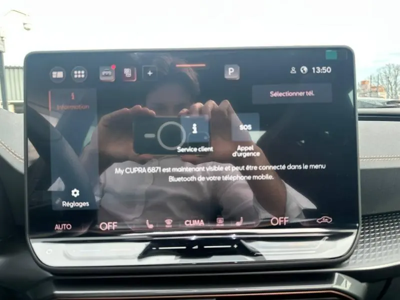 Écran tactile central du tableau de bord du CUPRA Formentor 2026, affichage des réglages et connectivité Bluetooth.