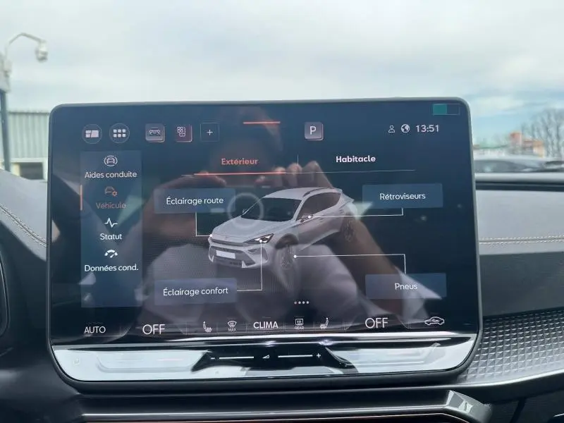 Écran tactile intérieur affichant les réglages du CUPRA Formentor 2.0 TDI 150ch en vue 3/4 avant gris clair.