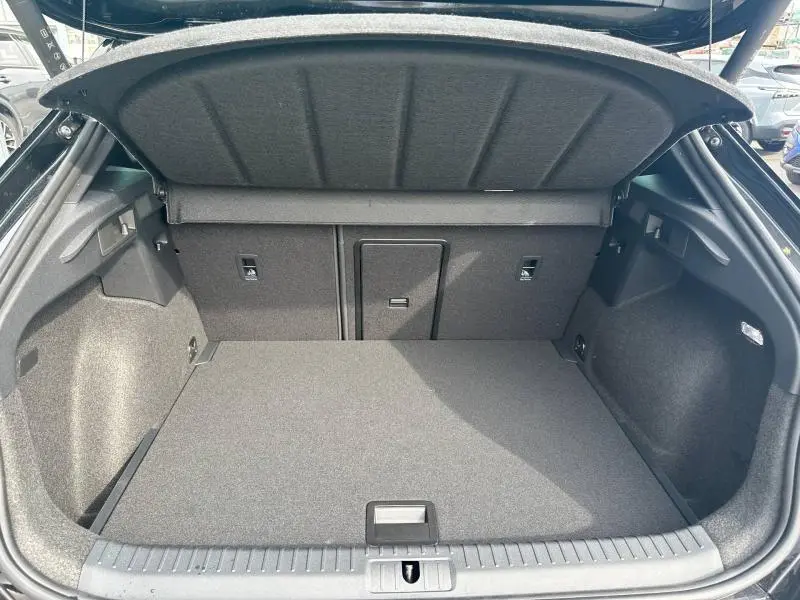 Vue intérieure du coffre ouvert du CUPRA Formentor 2.0 TDI 150ch 2026, avec revêtement gris foncé et espace de chargement plat.