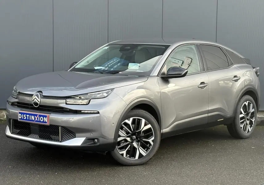 Vue 3/4 avant d'une Citroën C4 Hybrid 145 gris Mercury avec jantes alliage et calandre distinctive moderne.