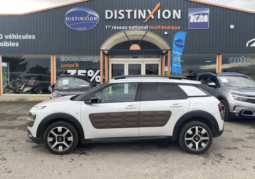 Vue de profil droit d'une Citroën C4 Cactus blanche avec Airbump marron et jantes alliage bi-ton 17 pouces.