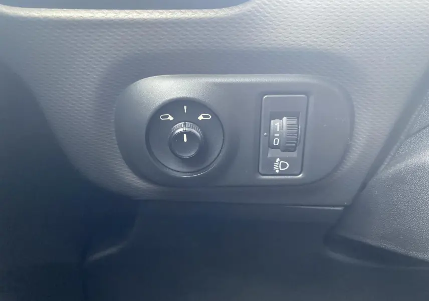 Gros plan sur les commandes de réglage des rétroviseurs et de l’éclairage du tableau de bord dans une Citroën C4 Cactus blanche.
