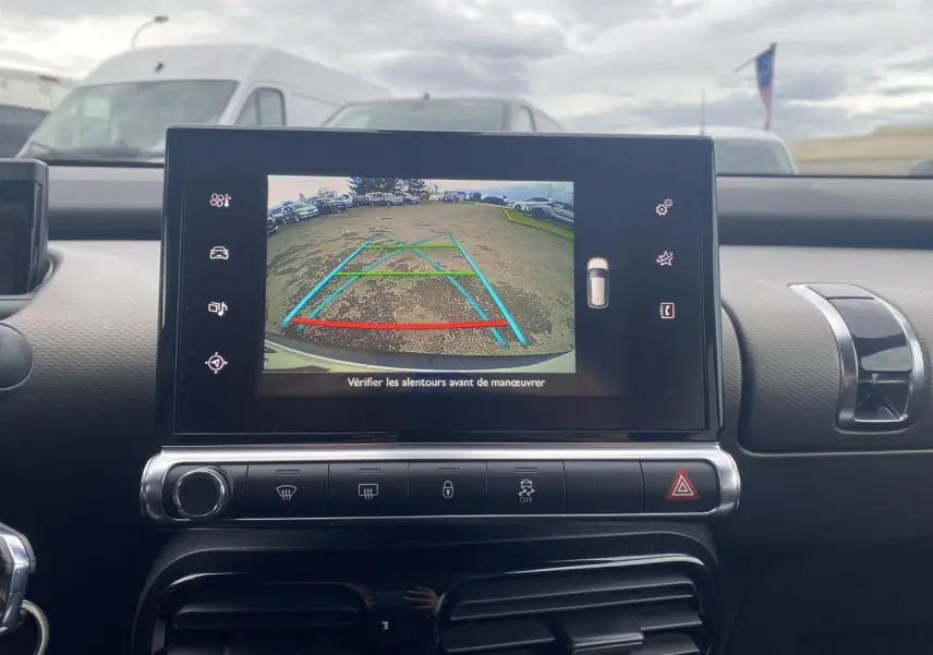 Vue intérieure du tableau de bord de la Citroën C4 Cactus blanc, écran central affichant la caméra de recul.