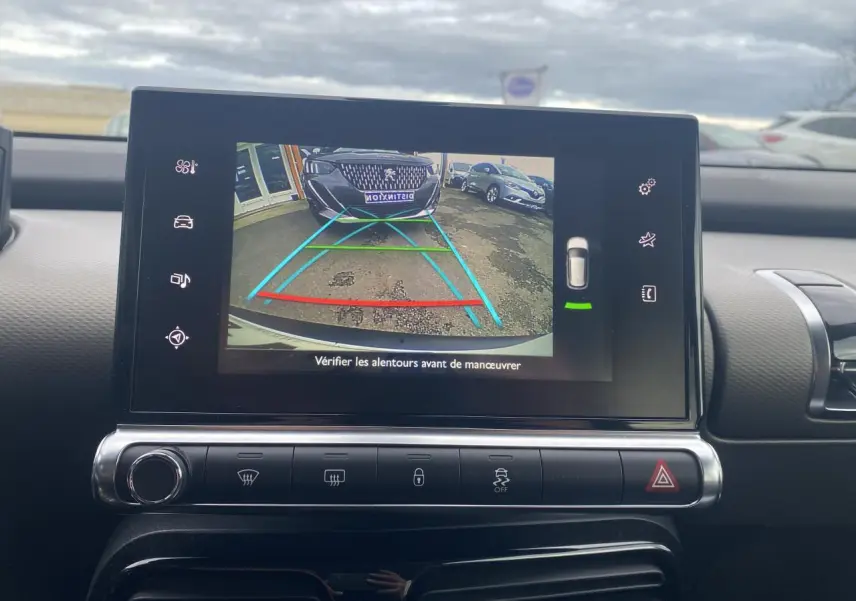 Écran central de la Citroën C4 Cactus blanc montrant la caméra de recul avec guidage coloré en bleu, vert et rouge.